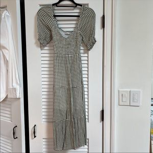 Abercrombie short sleeve smocked midi dress
XS ~like new~